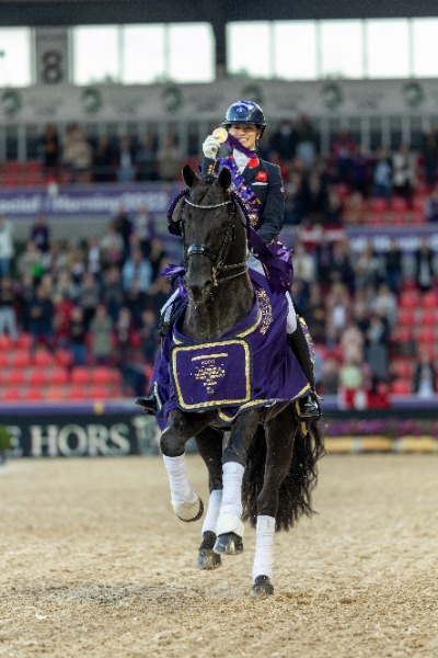 Glamourdale_galop-met-medaille-2.jpg